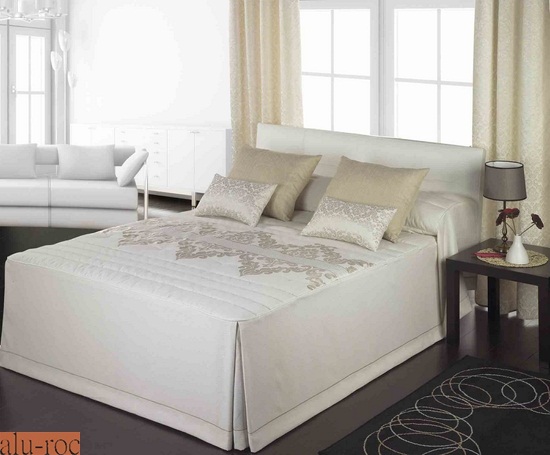 Viste tú cama con textiles en colores de moda, el oro y el plata