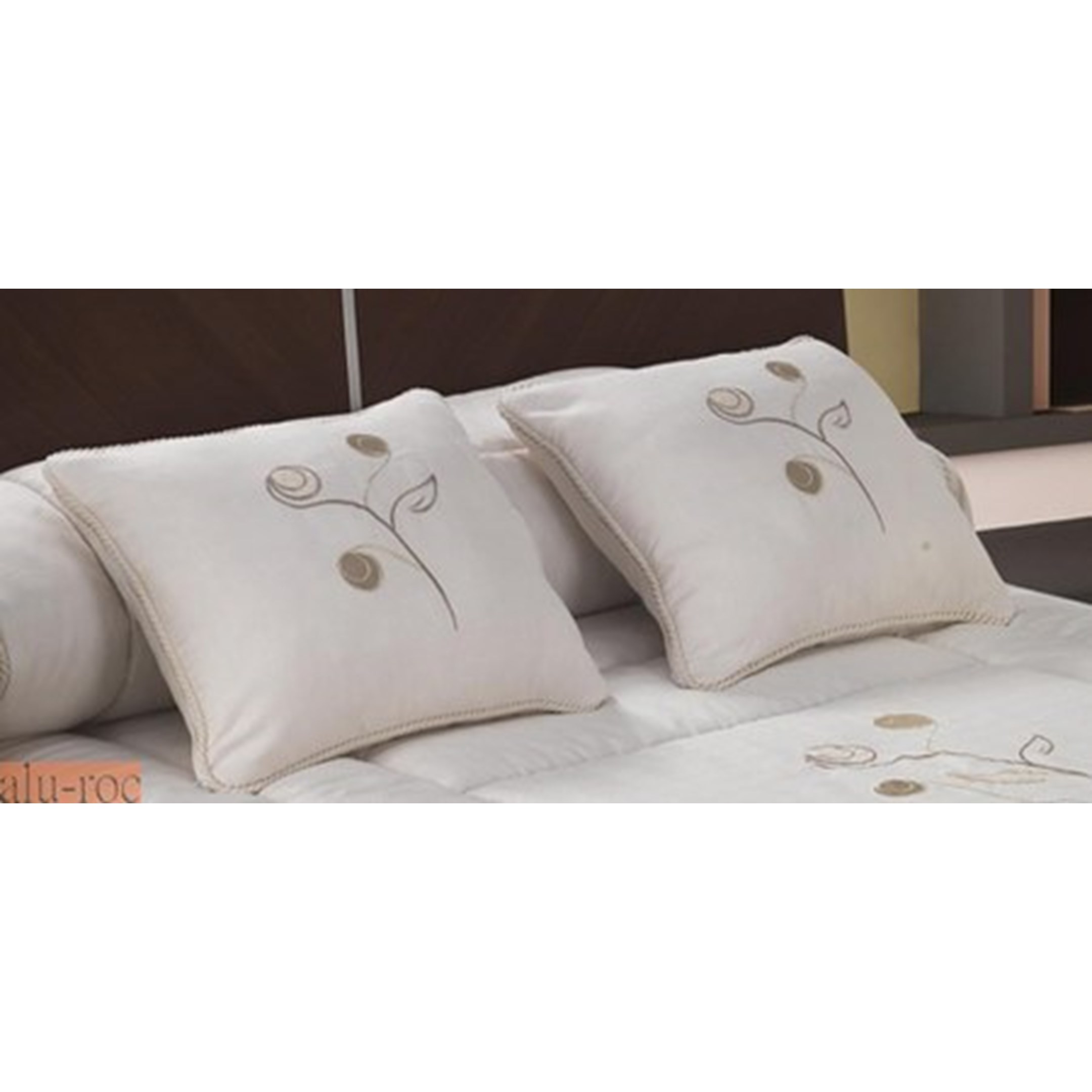 Cojín elegante para coordinar con la colcha Ornella Decora tu dormitorio con Tejidos JVR