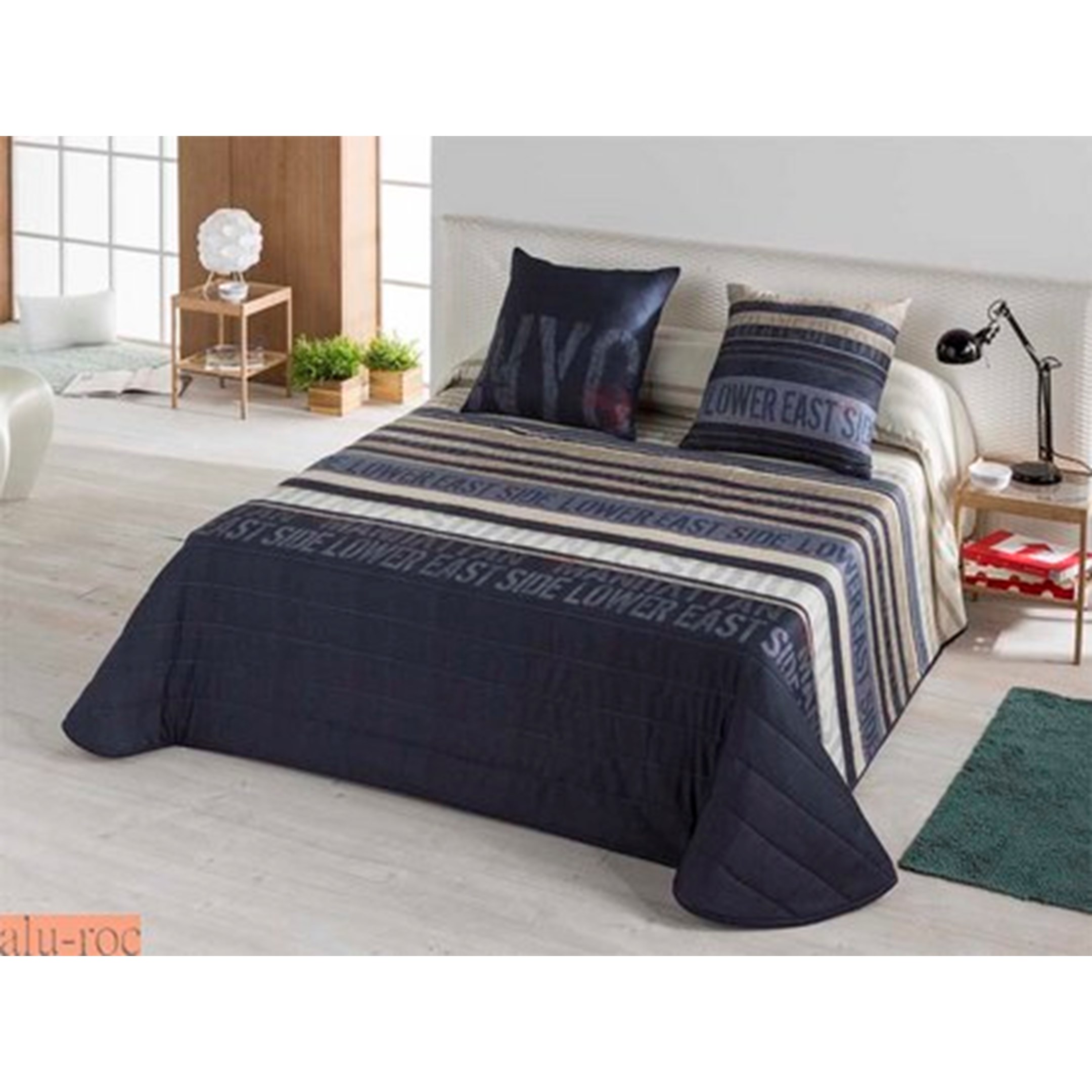 Colcha Bouti Manhatan, con franjas de colores oscuros y grandes letras en contraste. Boutis con colores oscuros para la decoración de dormitorios modernos y juveniles