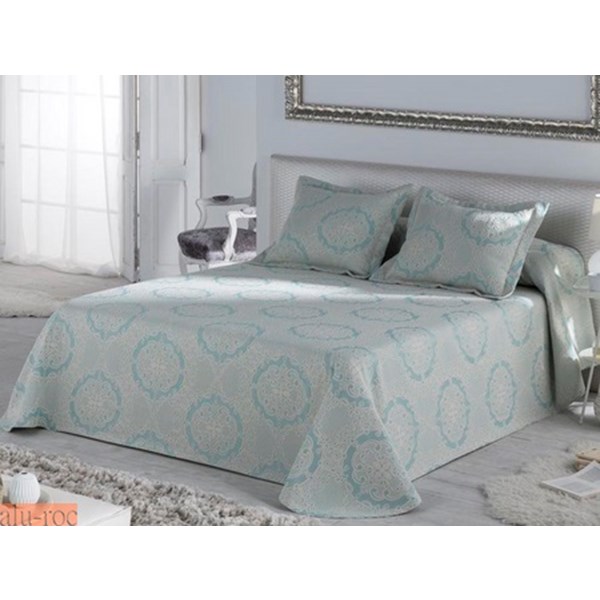 Cubrecama con estampado adamascado creando una delicada textura. Disponible en tres colores, el beige, el azul turquesa, y en la