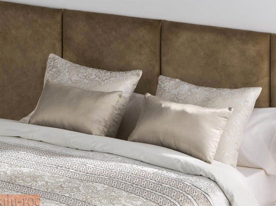 Combinación de diferentes tamaños y estampados en los cojines de decoración de la cama